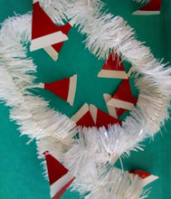 Indlæs billede til gallerivisning Juleguirlande stor hvid med nissehuer

