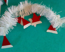 Indlæs billede til gallerivisning Juleguirlande stor hvid med nissehuer
