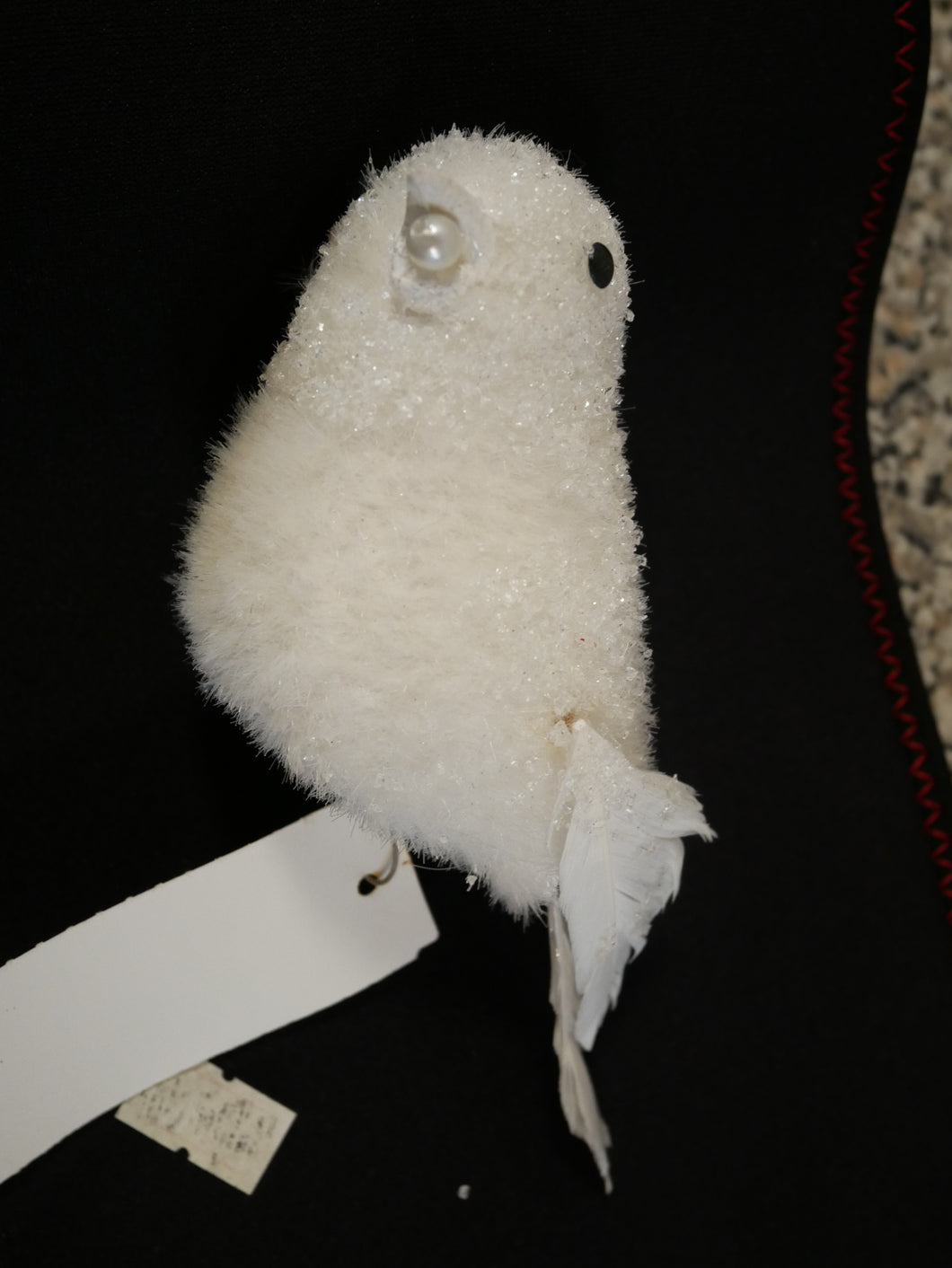Stor hvid fugl med perle i munden