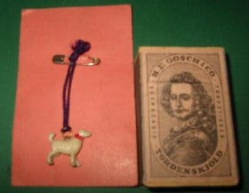 Broche meget fin lille hund fra 1950´erne udført i plastik