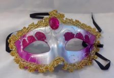 Sølvfarvet maske med lilla og guld pynt på  til maskerade