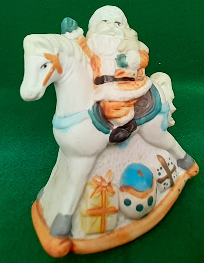 Ældre nisse på gyngehest