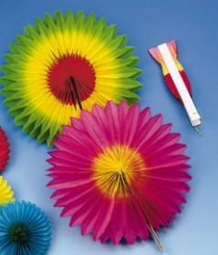 Flot vifte i papir, som måler ca 35 cm