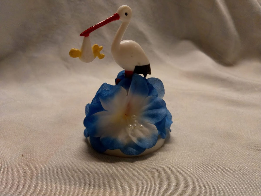 Kagefigur barnedåb stork med lyseblå blomster