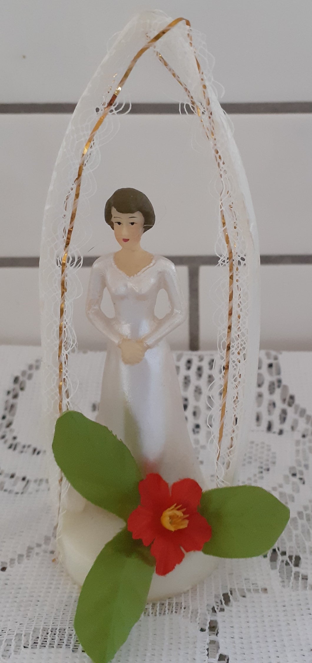 Kagefigur konfirmand pige med brunt hår i hvælving med blomst  til konfirmation